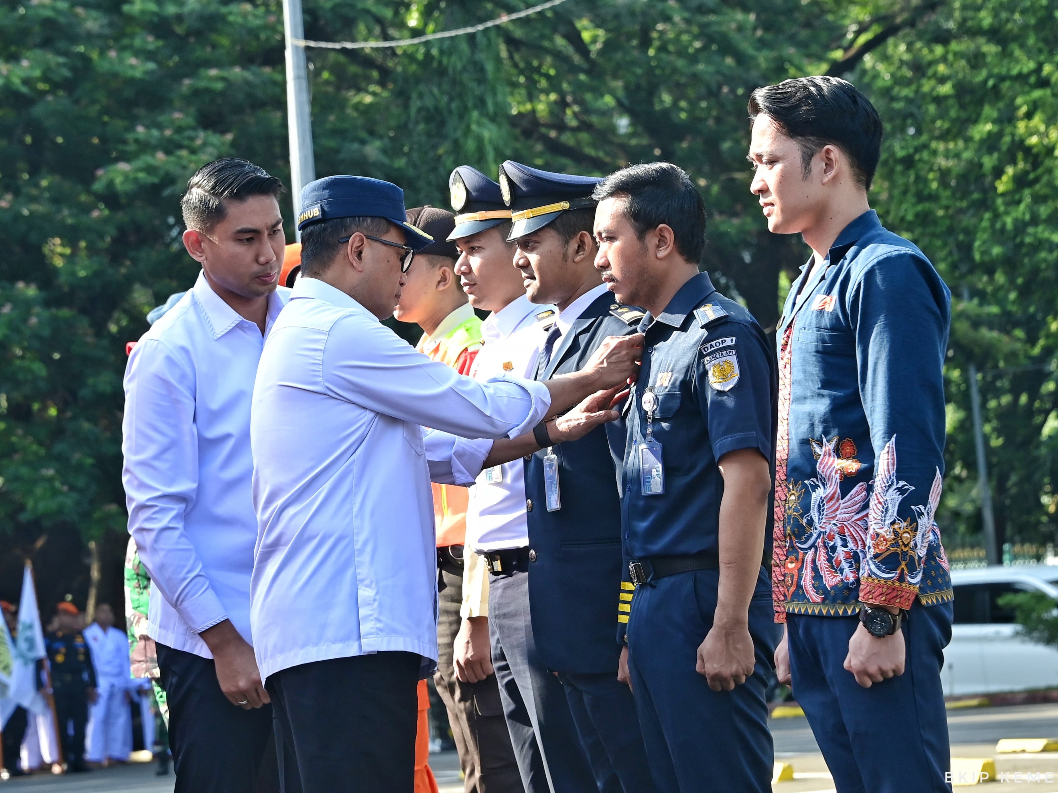 Menteri Perhubungan Budi Karya Sumadi memimpin Apel Gelar Pasukan Operasi Angkutan Natal 2023 dan Tahun Baru 2024 di Gambir.