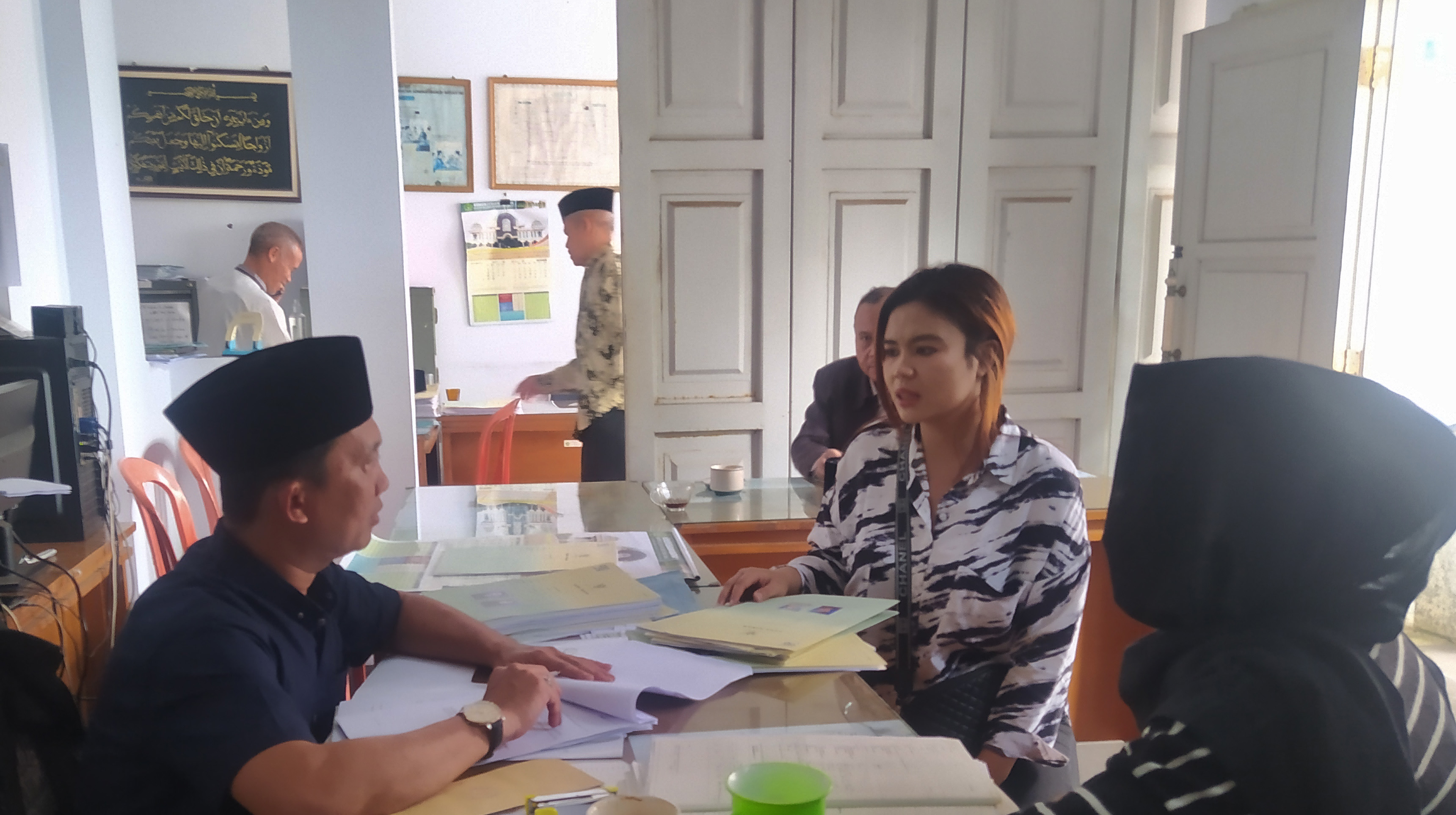 Seorang warga mendaftarkan pernikahan di Kantor Urusan Agama Cianjur