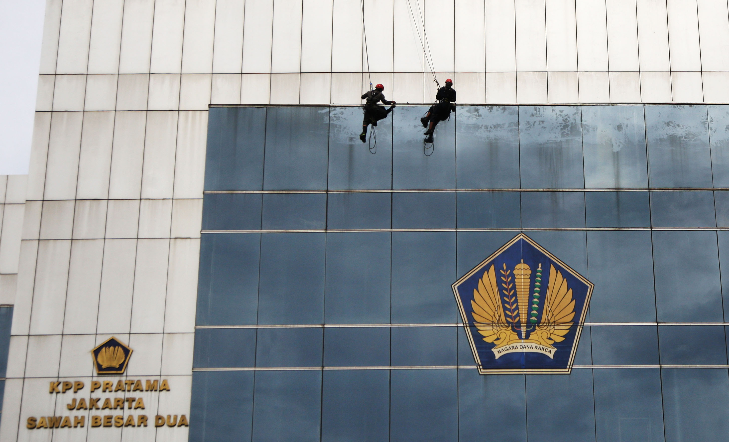 Gedung Kantor Pelayanan Pajak (KPP) Pratama Jakarta Sawah Besar Dua di Jalan Gunung Sahari, Jakarta.