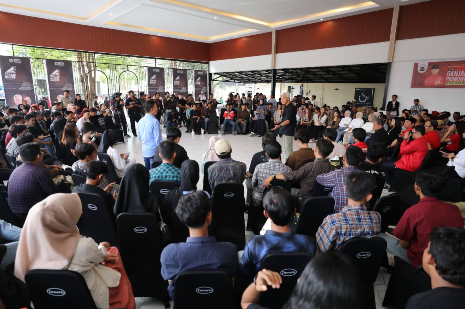 Pemuda berdialog dengan Ganjar Pranowo