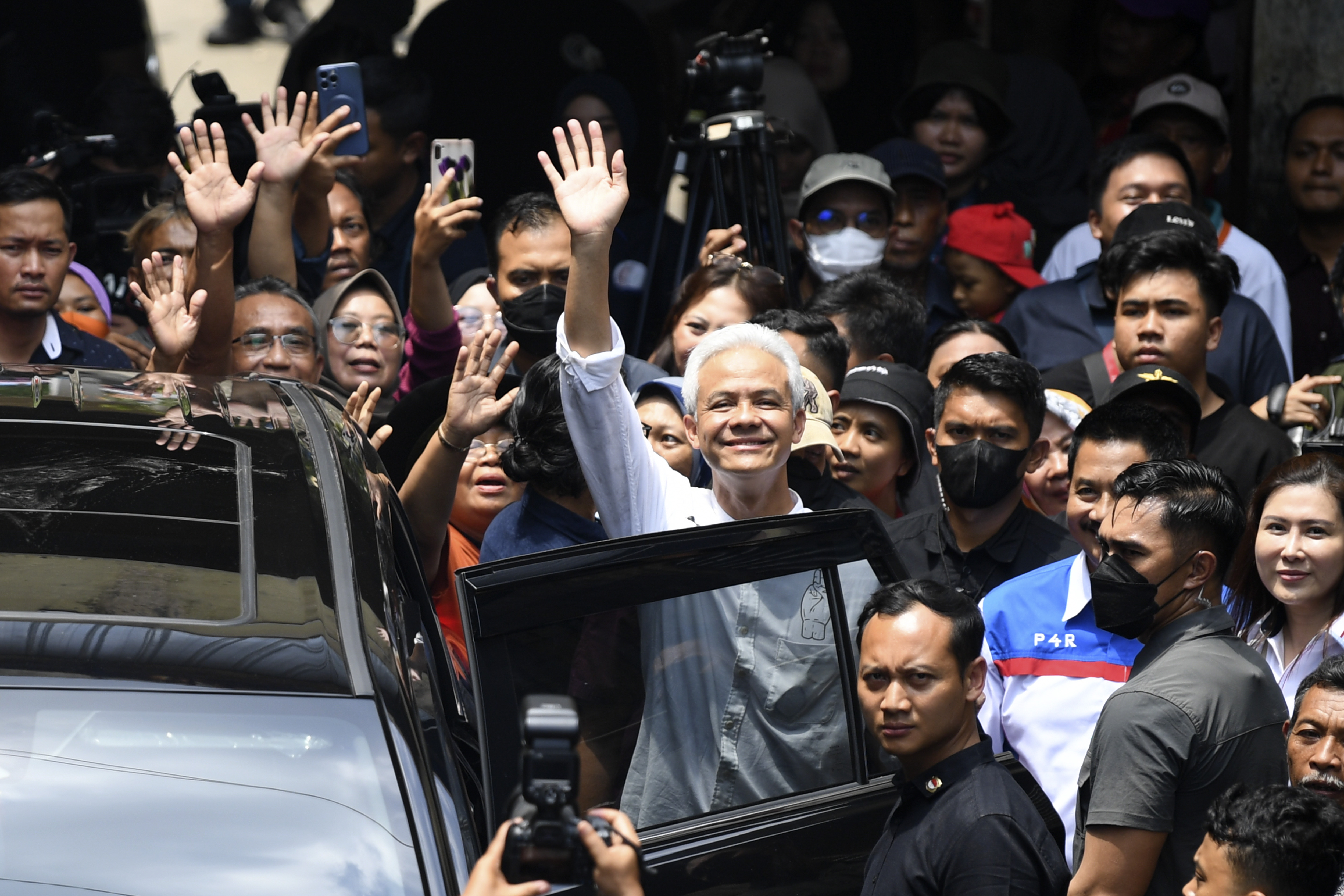  Calon presiden nomor urut 3, Ganjar Pranowo (tengah) melambaikan tangan usai melakukan kunjungan ke Pasar Kota Wonogiri, 
