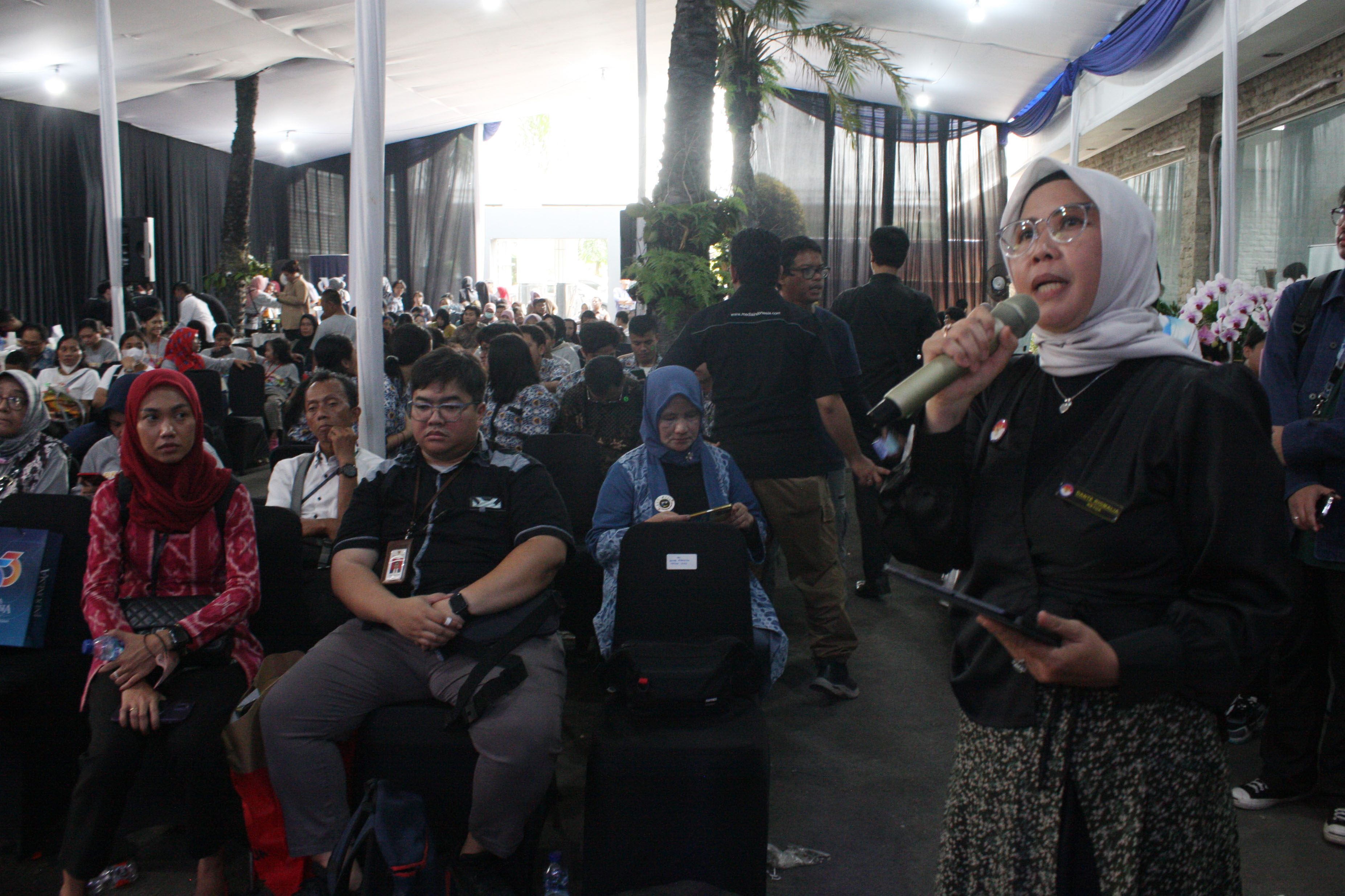 Ketua Komnas Disabilitas Dante Rigmalia bertanya pada diskusi acara Festival Setara dan Berdaya Media Indonesia 2023