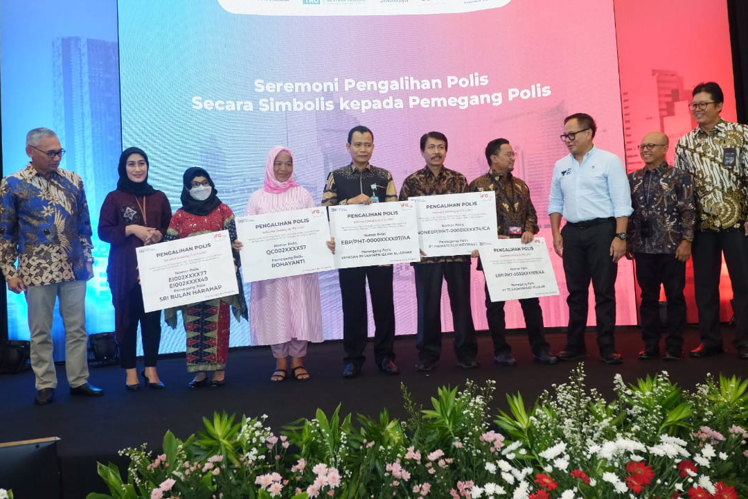 Seremoni pengalihan polis secara simbolis kepada pemegang polis.