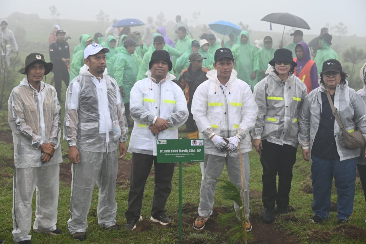 Dirjen PKTL  Hanif Faisol Nurofiq (4 dari kiri) meninjau DAS PT Vale Indonesia di Kabupaten Barru, Sulawesi Selatan, Minggu (17/12/2023)