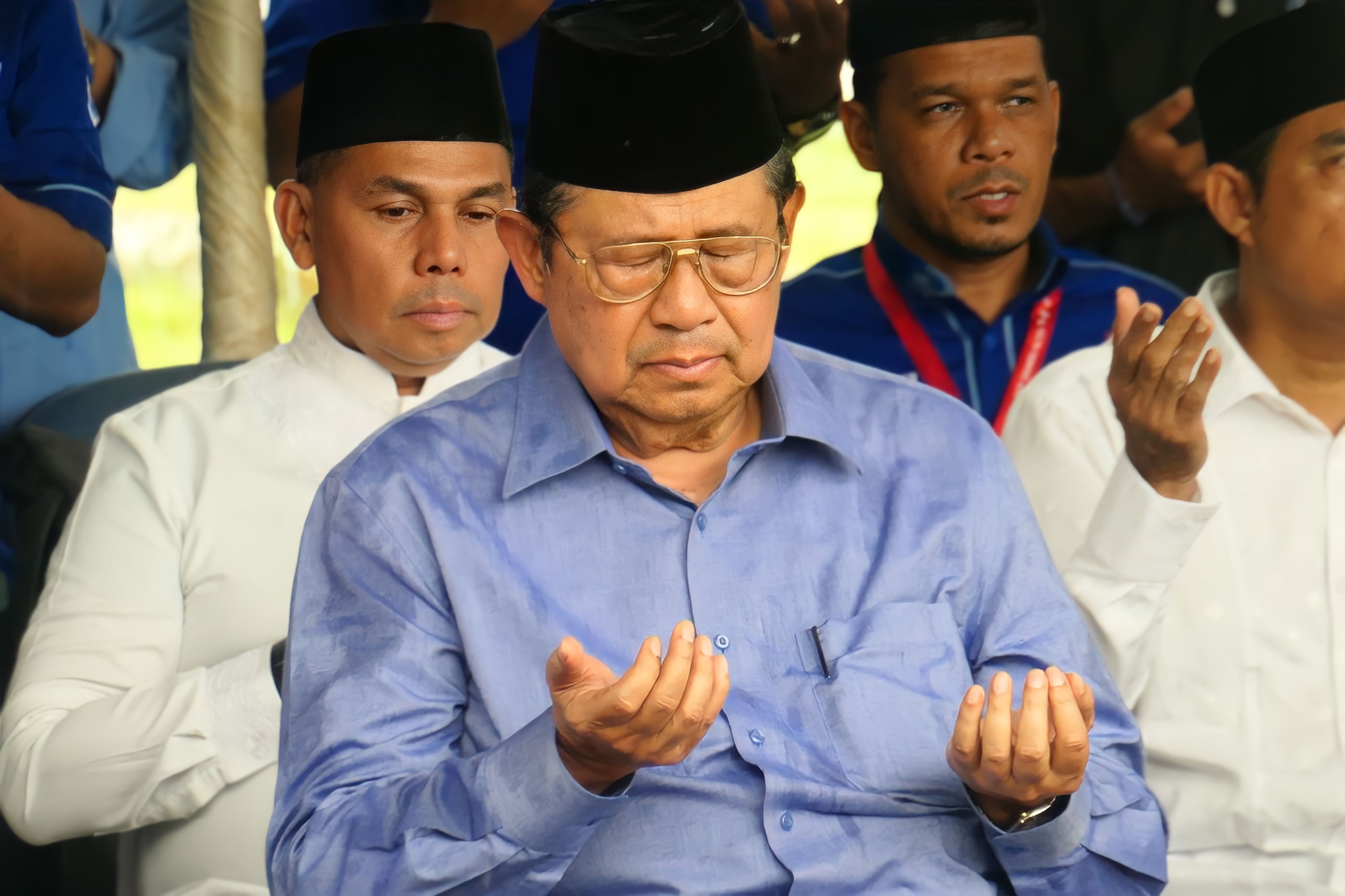 Presiden RI ke-6 Susilo Bambang Yudhoyono mendoakan korban bencana gempa dan tsunami Aceh 2004.
