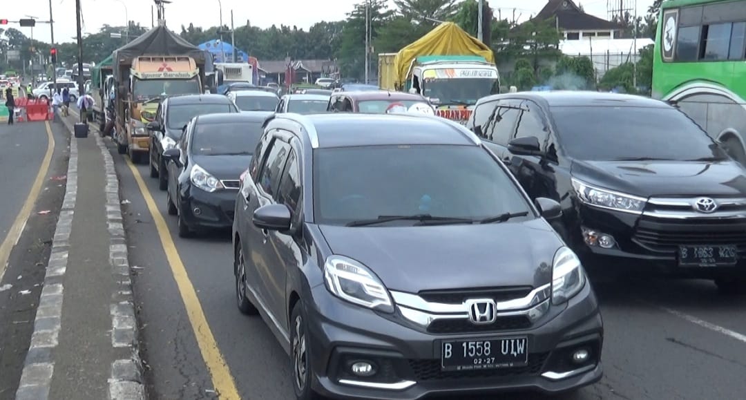 Penumpukan kendaraan di jalur alteri Cikopo adanya.pemberlakukan rekayasa lalin.
