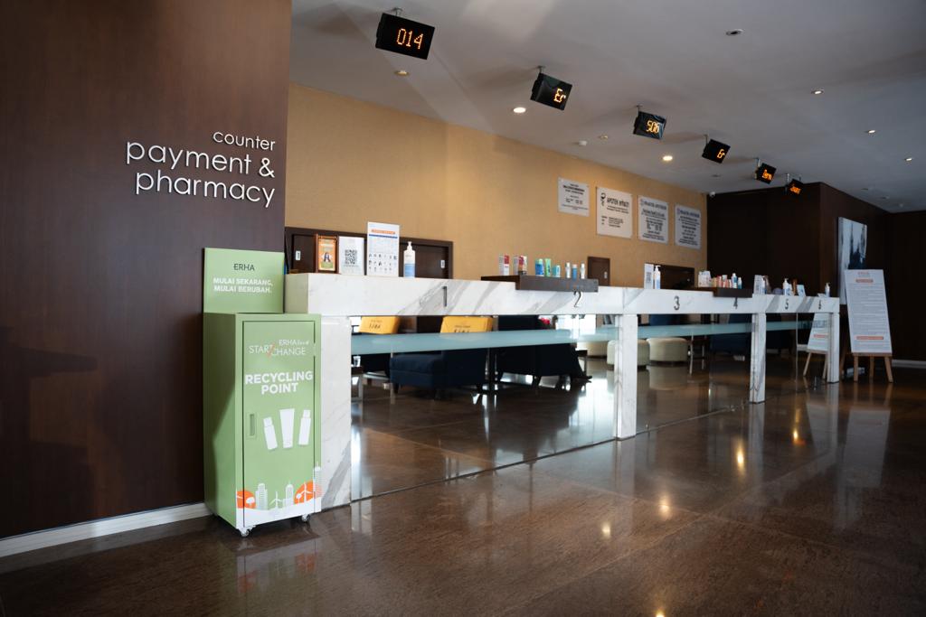 Erha Ultimate dikukuhkan sebagai dermabeauty clinic pertama di Indonesia yang meraih sertifikat akreditasi klinik dari Kemenkes.