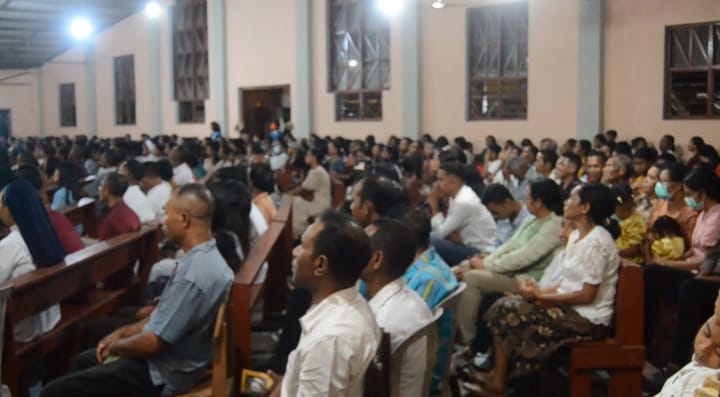 Suasana misa Natal di Paroki Santa Maria Ratu Semesta Alam Hokeng, Keuskupan Larantuka, Kabupaten Flores Timur.