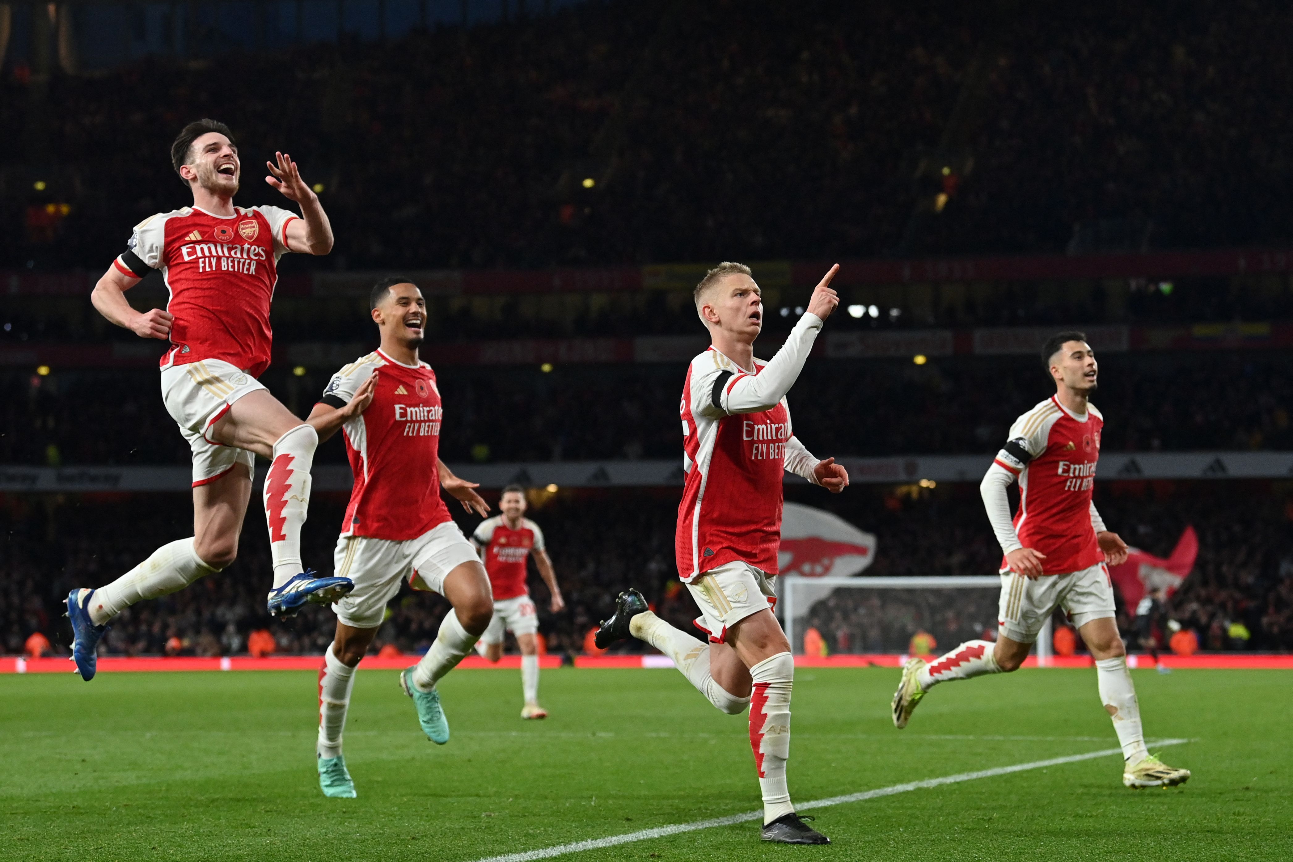 Para pemain Arsenal melakukan selebrasi seusai mencetak gol ke gawang Burnley Emirates Stadium, Sabtu (11/11).