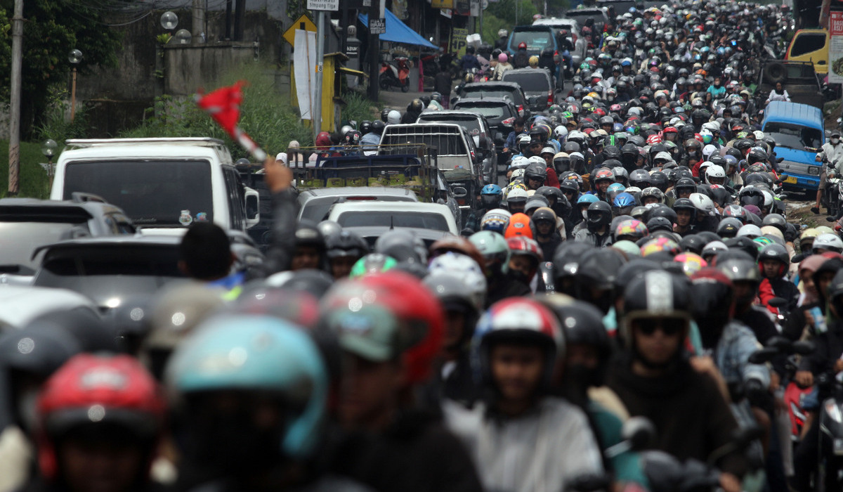 Kendaraan wisatawan yang didominasi sepeda motor memadati Jalan Raya Puncak, Cisarua, Kabupaten Bogor.