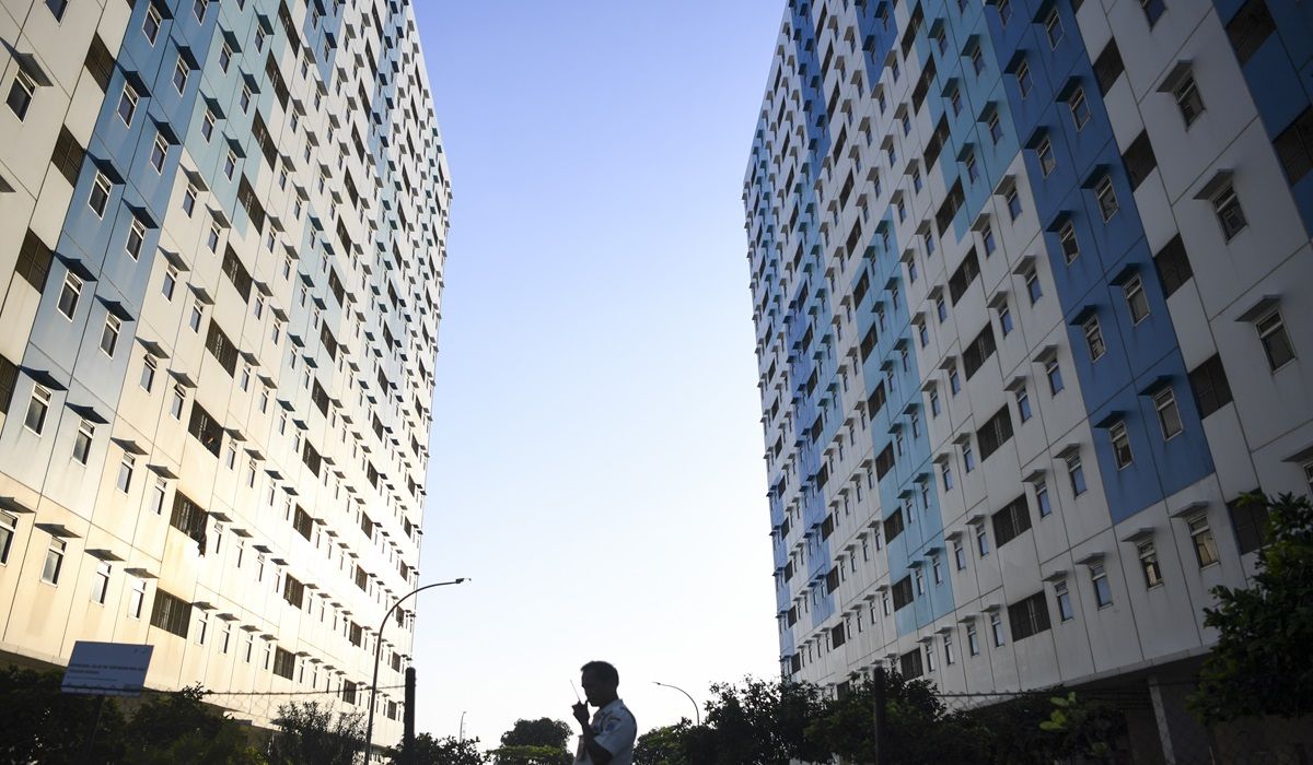 Seorang sekuriti berkomunikasi dengan radio panggil di rumah susun sederhana sewa (Rusunawa) Nagrak