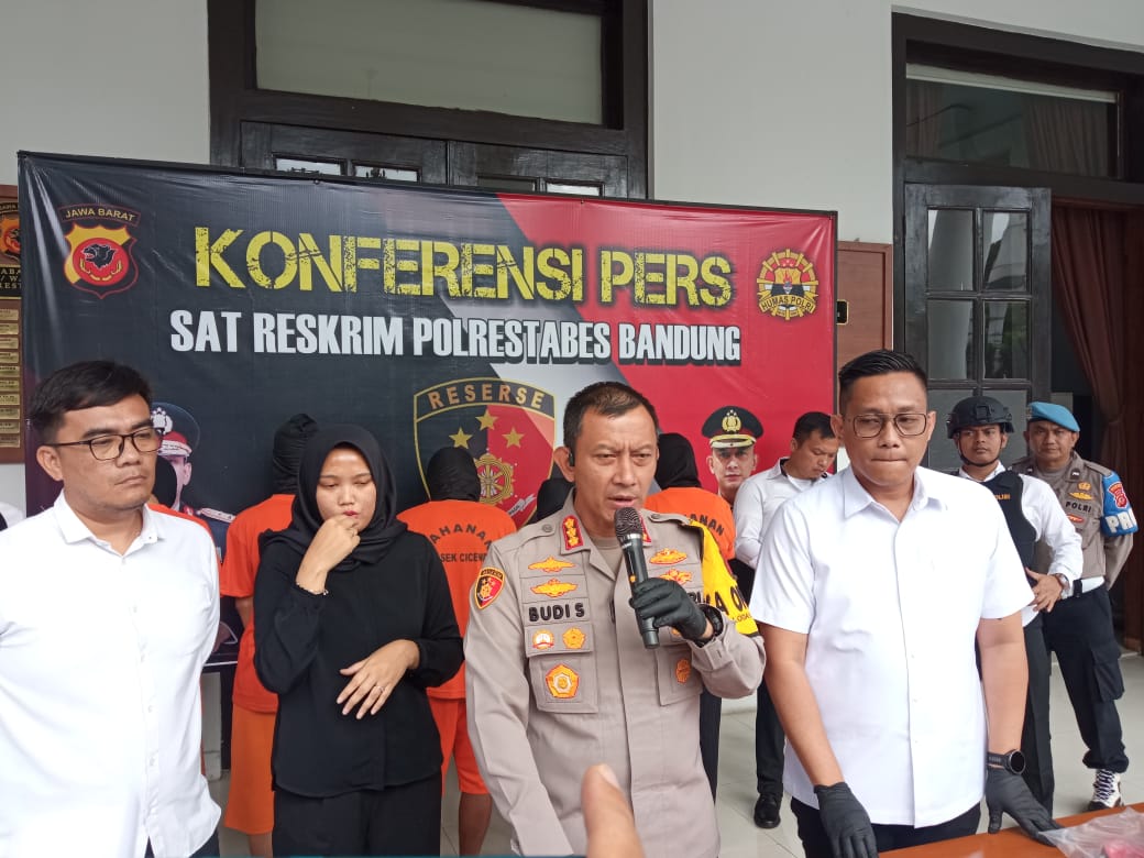 Kapolrestabes Bandung Komisaris Besar Budi Sartono mengumumkan hasil operasi narkoba selama tiga pekan terakhir