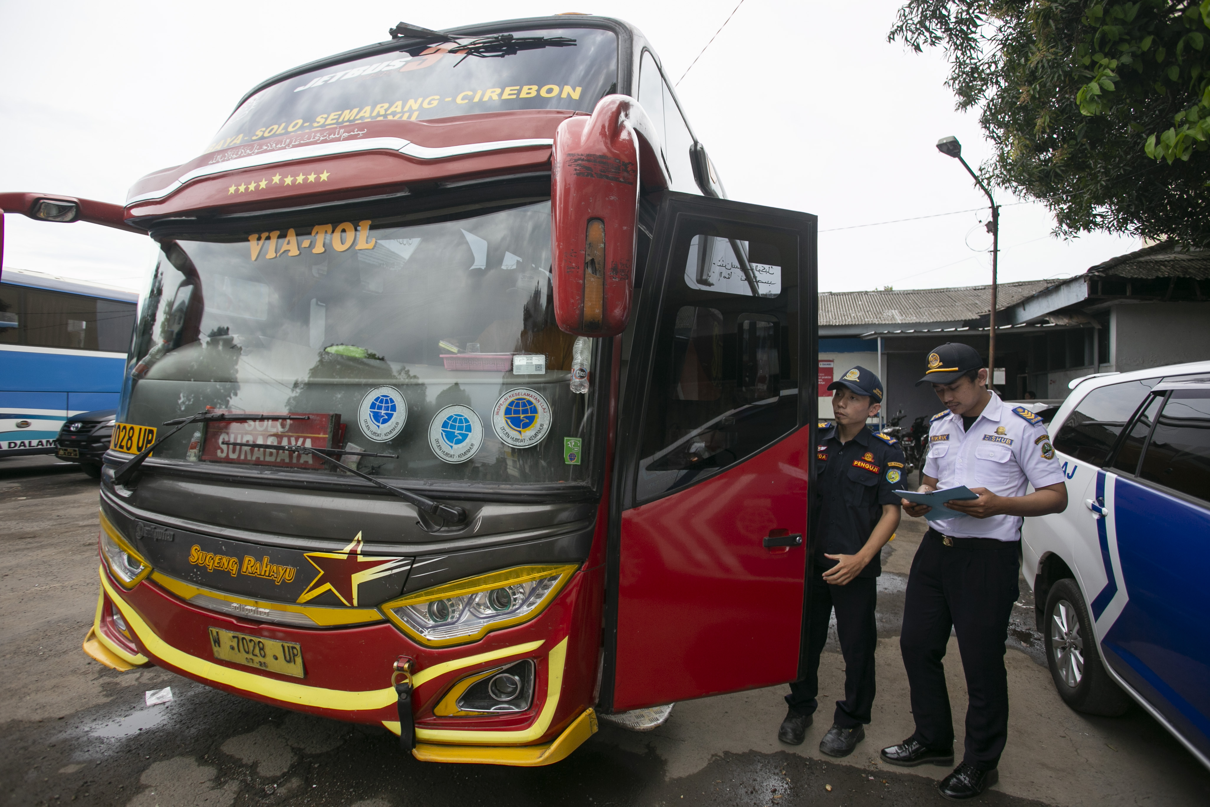 Petugas melakukan pemeriksaan kendaraan di Terminal Indramayu