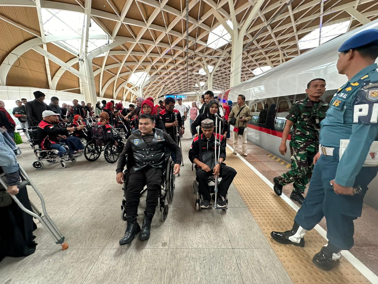 PT KCIC berkolaborasi dengan Pemprov Jawa Barat dan Motor Disable Federation mencoba kereta cepat Whoosh.