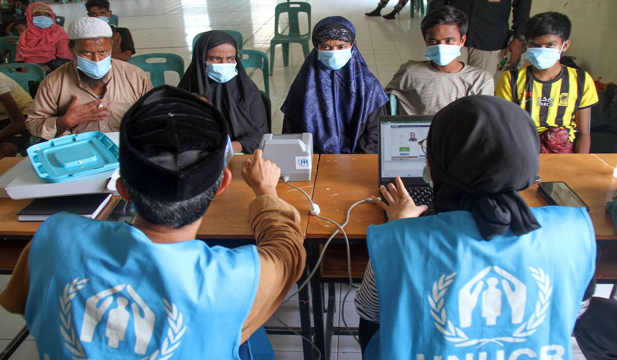 Pengungsi Rohingya mengikuti pendataan sidik jari oleh UNHCR di Aceh