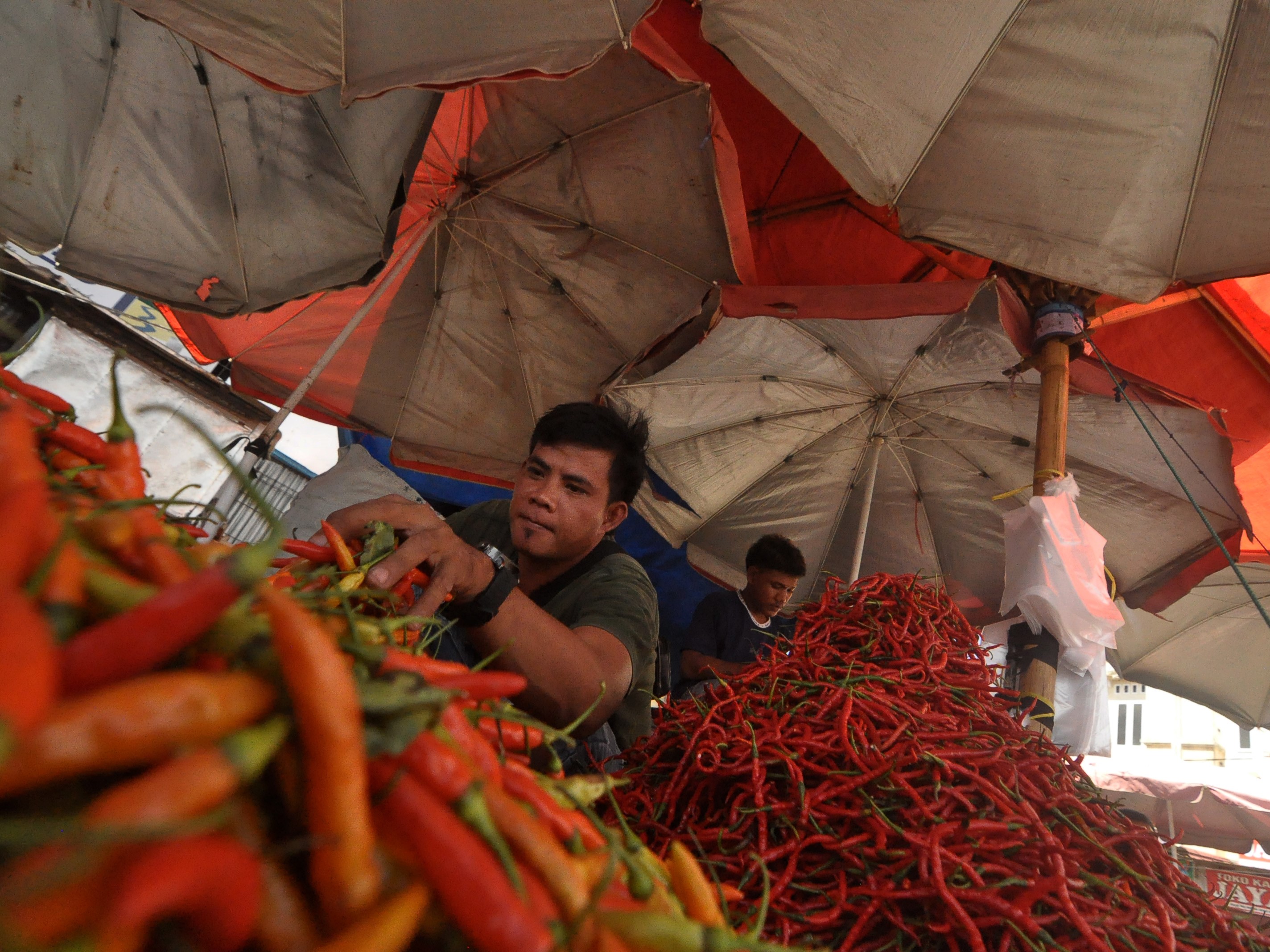 Pedagang melayani pembeli di pasar Panorama, Kota Bengkulu, Provinsi Bengkulu, Minggu (5/3/2023).