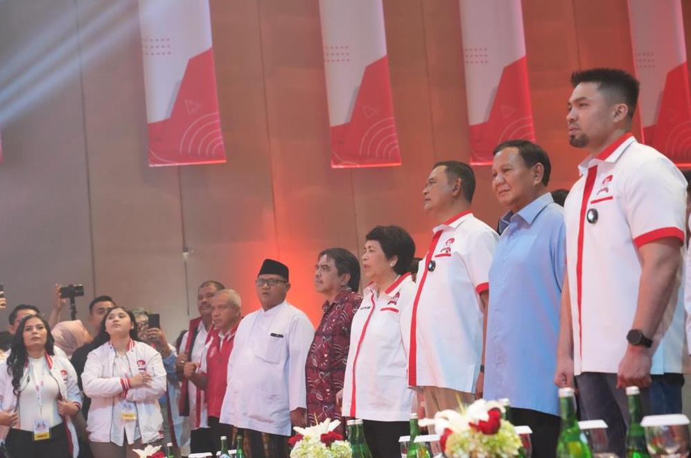 Sekjen Pandawa Lima Ryano Panjaitan (kanan) bersama capres Prabowo Subianto saat deklarasi dukungan capres-cawapres nomor urut 2.