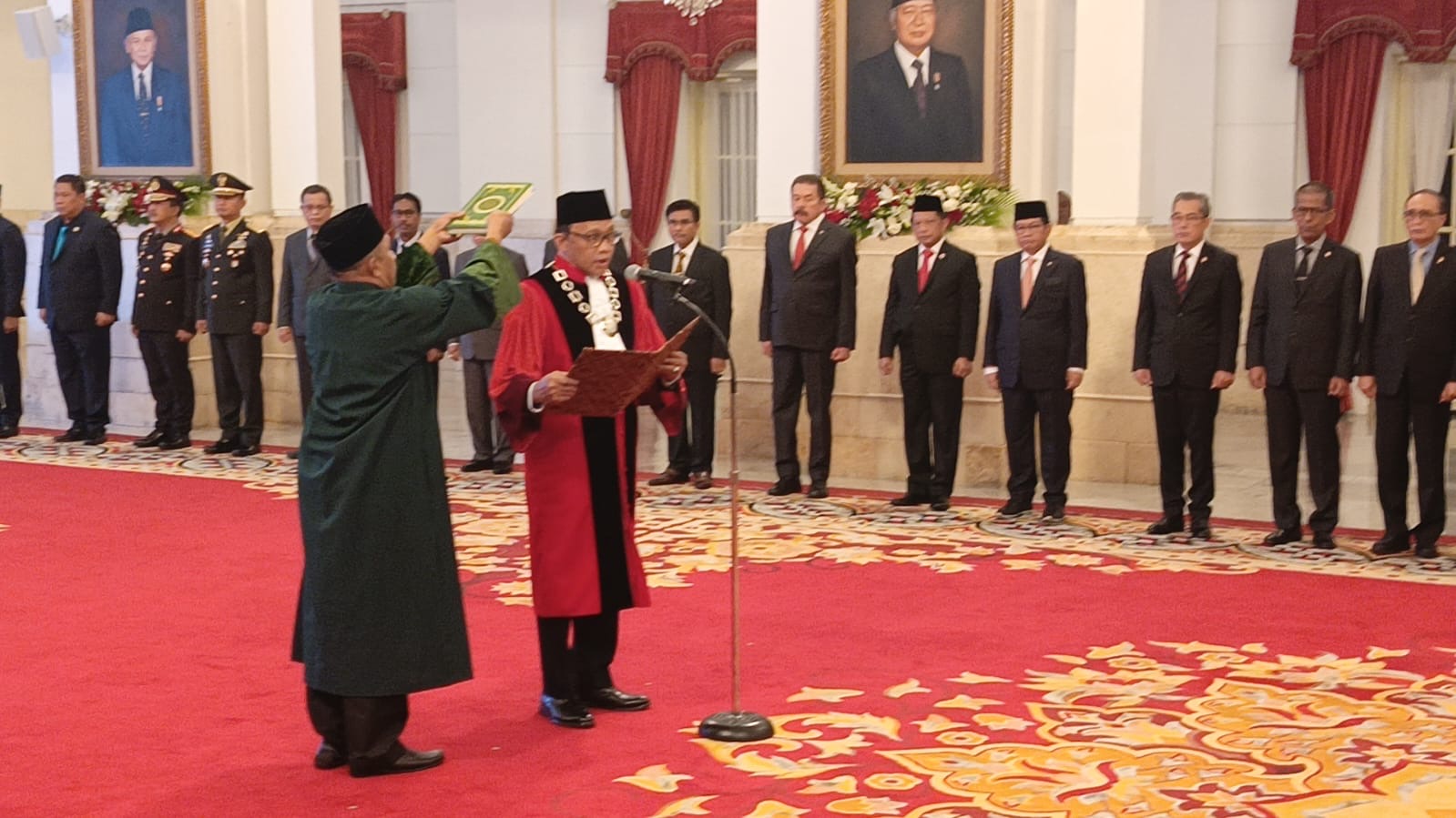 Pelantikan Ridwan Mansyur sebagai hakim MK di Istana Negara, Jakarta, Jumat (8/12).