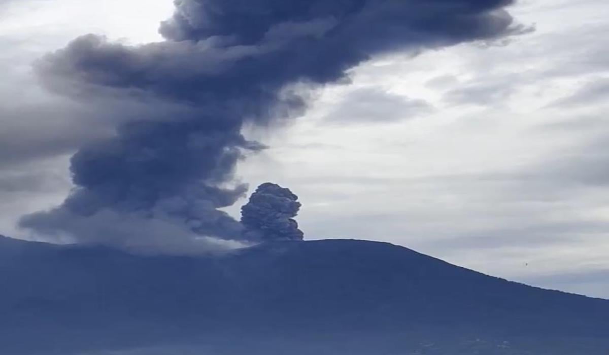 Gunung Merapi Agam Sumatera Barat bersatus waspada