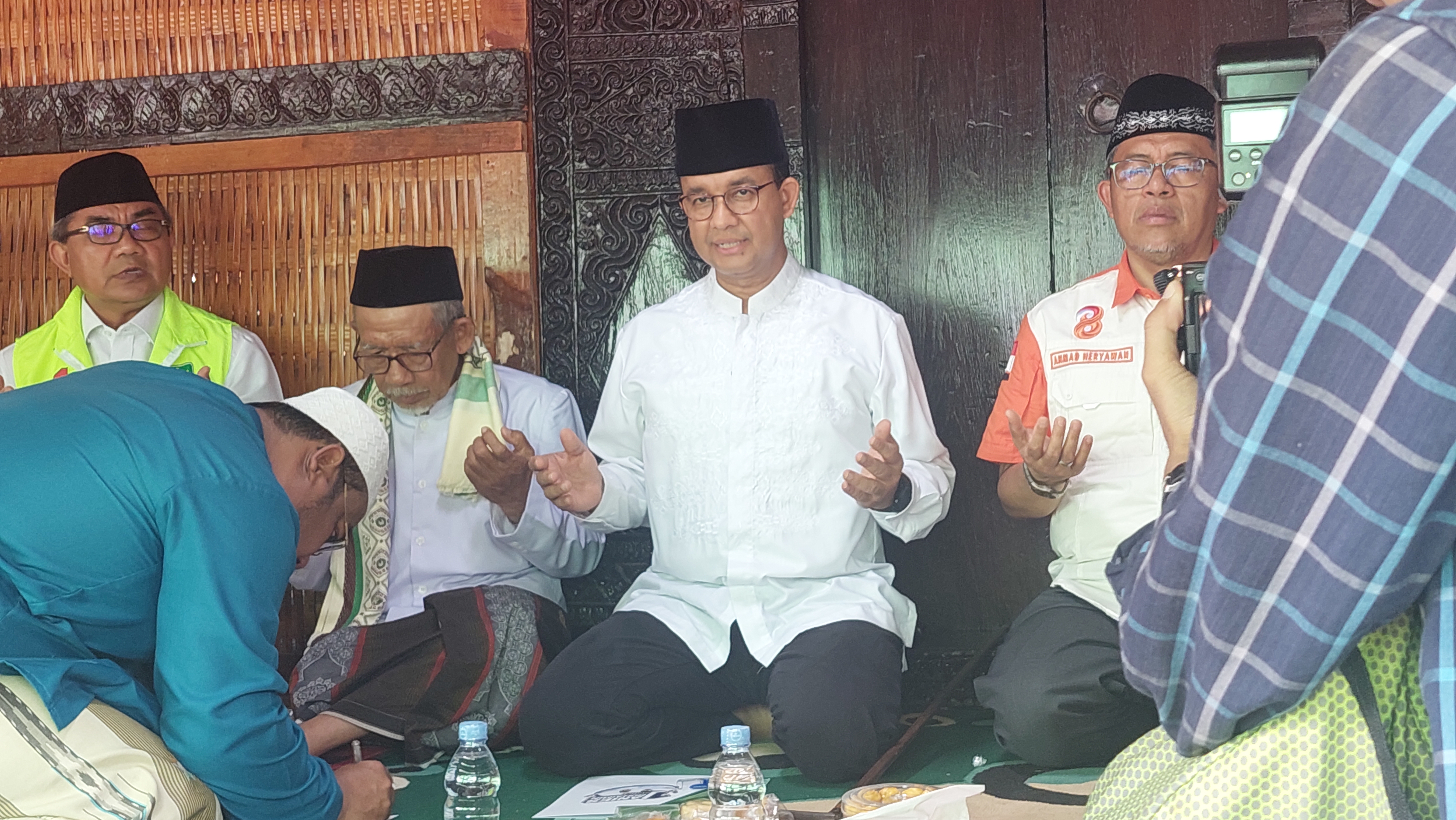 Capres Anies Dukung Eyang Hasan Jadi Pahlawan Nasional