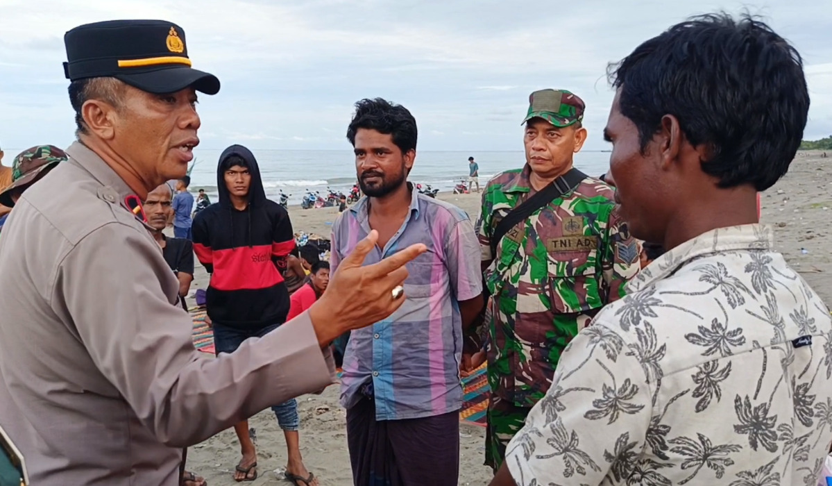 Polisi menengahi ketegangan yang terjadi antara petani tambak dan pengungsi Rohingnya di Pidie, Aceh.