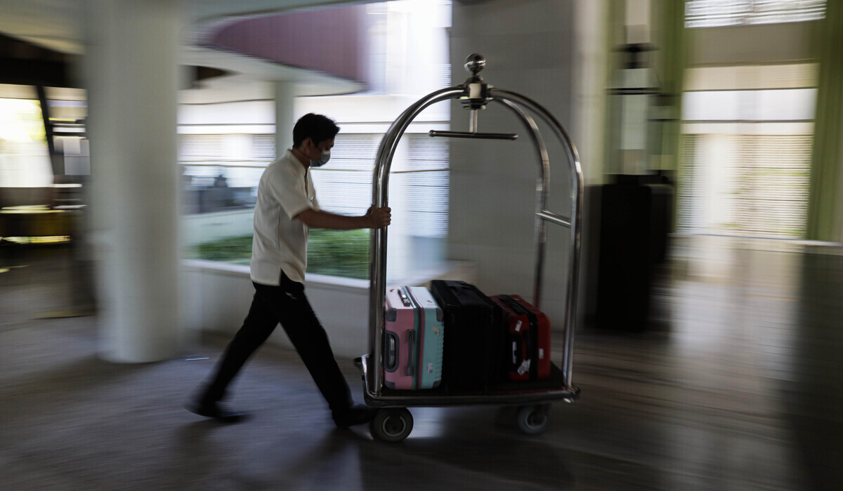 Petugas membawa barang-barang tamu ke kamar salah satu hotel di Bali.