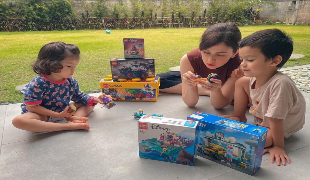 Kimberly Ryder dan kedua anaknya.