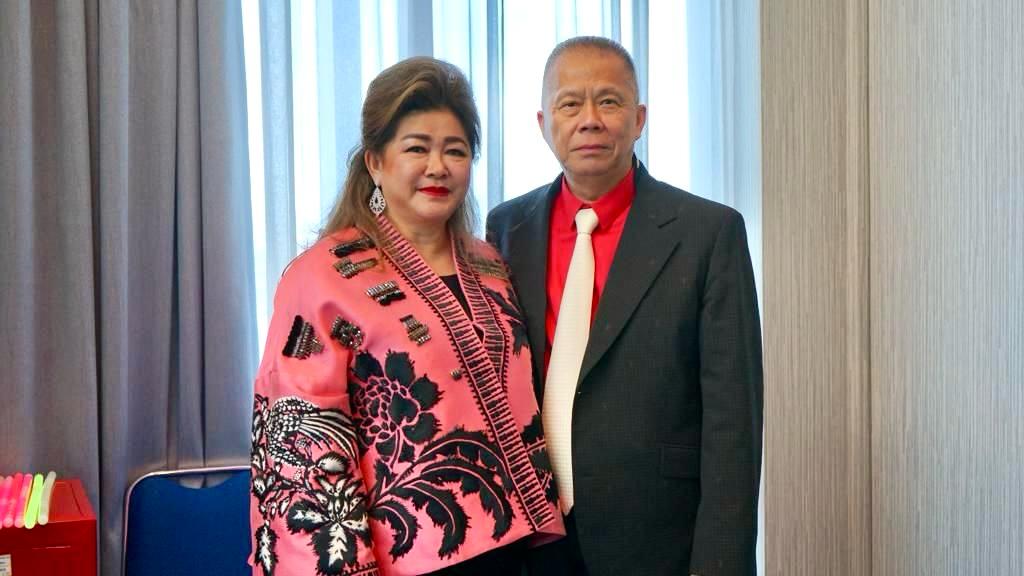 Pdt Helmijanto bersama istri