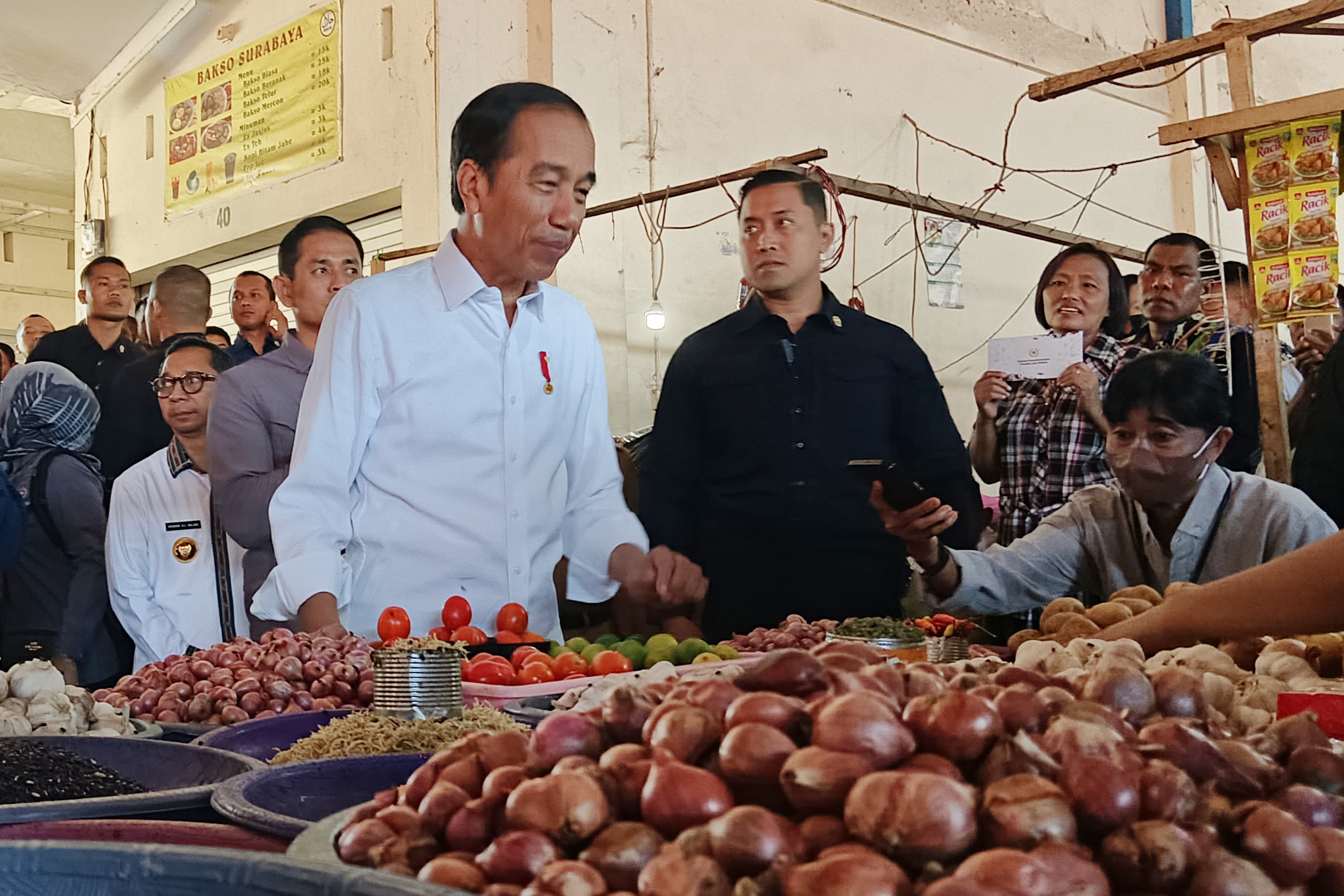 Kunjungi Pasar Oebobo Kupang, Jokowi Sebut Harga Kebutuhan Pokok Terkendali