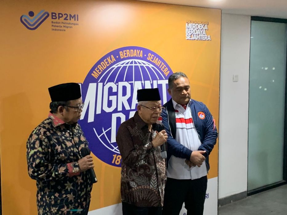 Wakil Presiden Maruf Amin memberi keterangan pers pada peringatan Hari Pekerja Migran Internasional 2023 di Jakarta.