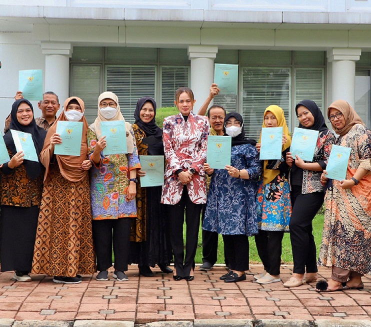 Kepala Kantor Pertanahan Kota Tangerang Selatan Shinta Purwitasari (tengah)