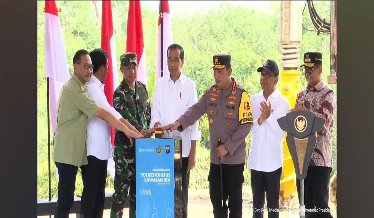 Presiden Joko Widodo (tengah) melakukan ground breaking Polres IKN