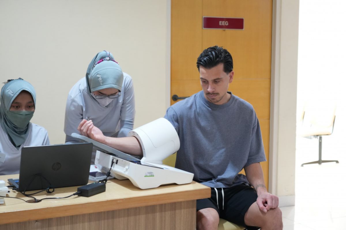 Thom Haye saat melakukan pemeriksaan kesehatan.