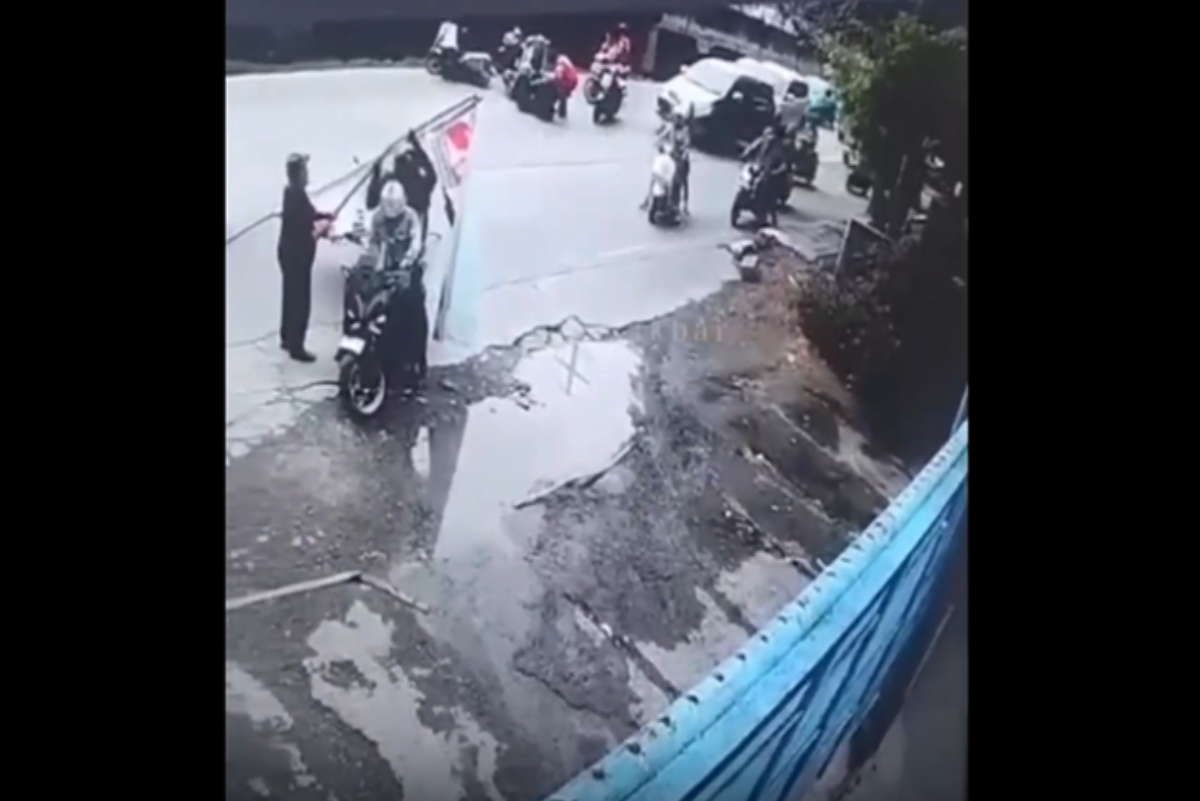 Momen setelah baliho PSI membuat pengendara motor terjungkal.