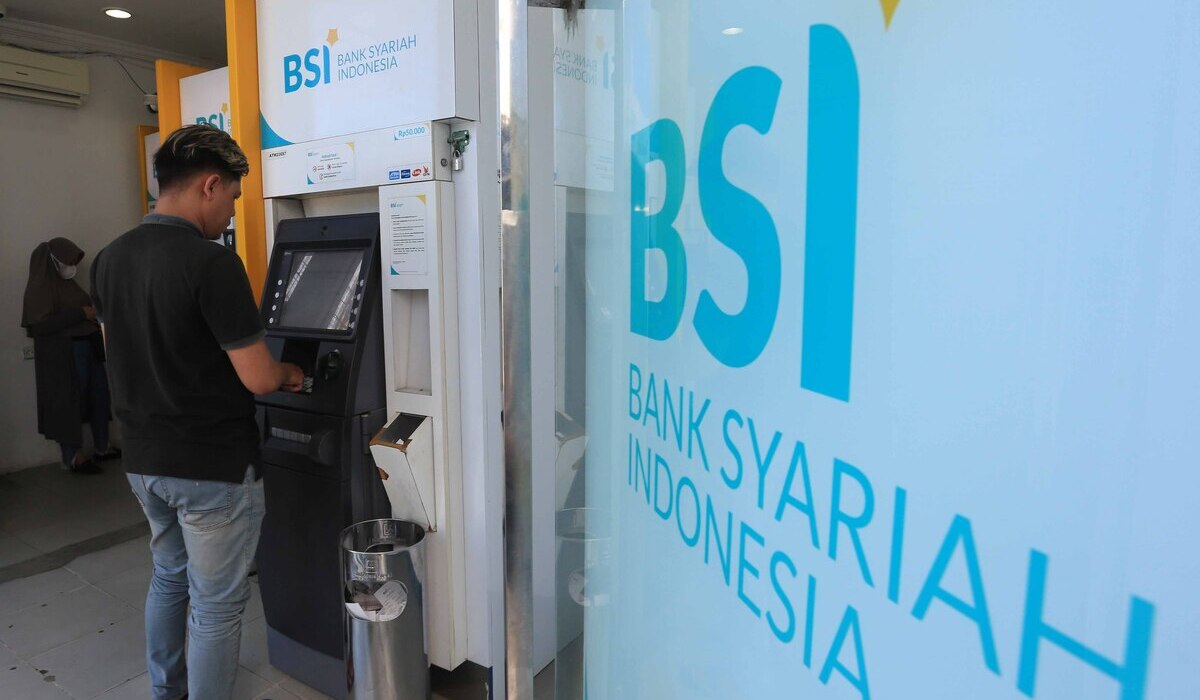 Sejumlah nasabah melakukan transaksi di mesin anjungan tunai mandiri (ATM) Bank Syariah Indonesia (BSI).