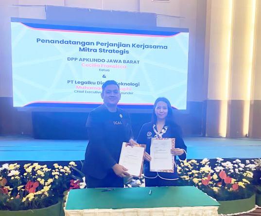 Penandatanganan MoU dilakukan oleh Muhamad Philosophi, CEO Legalku, dan Cecilia Fransisca, Ketua DPP Apklindo Jabar.