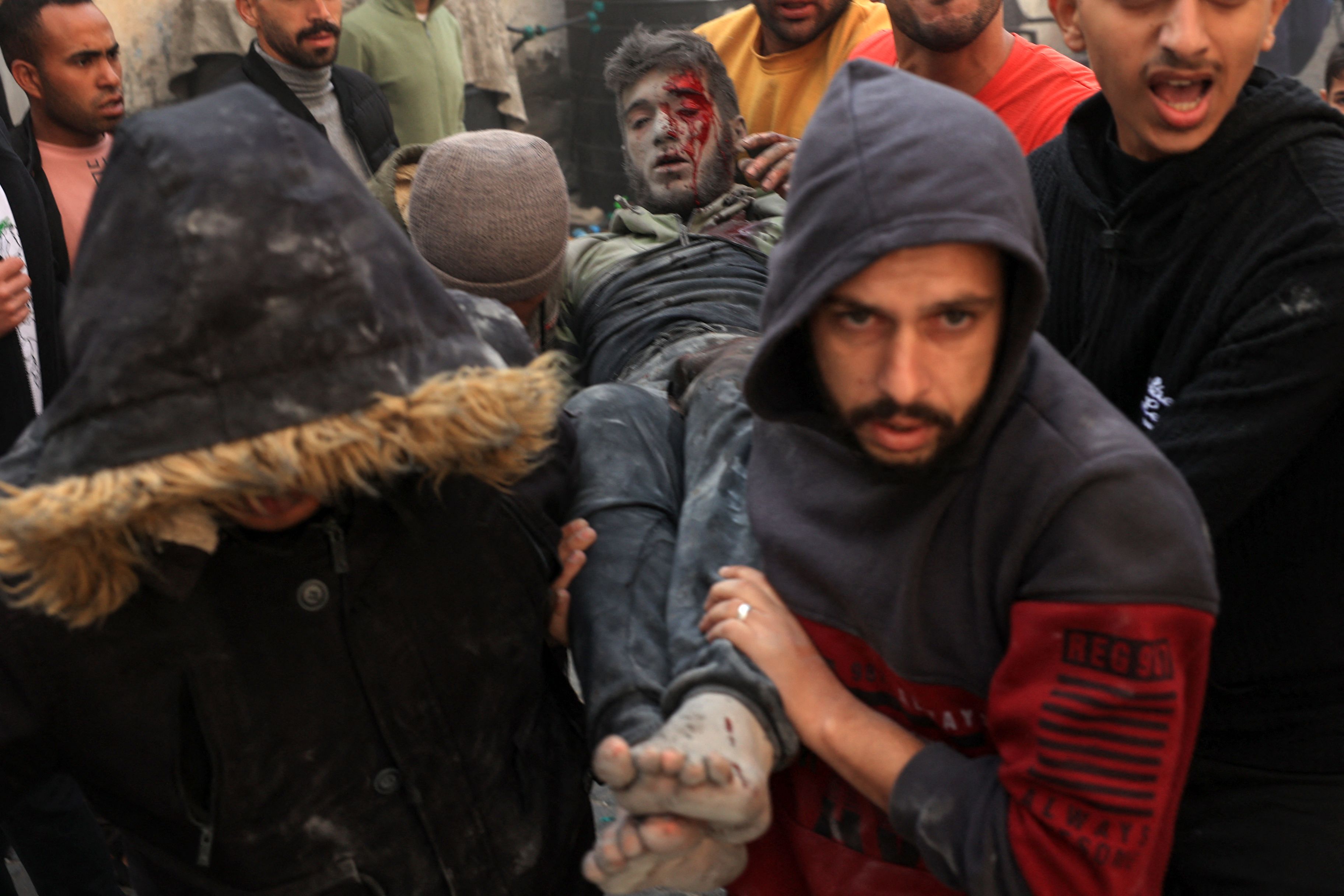 Evakuasi korban serangan udara Israel di kamp pengungsi Rafah, Gaza selatan, 1 Desember 2023.