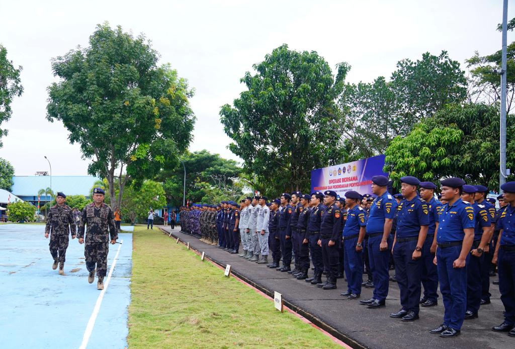 Upacara Pembukaan Operasi Berasama Pengawasan dan Penindakan Penyelundupan BBL di Batam, Kepulauan Riau, Jumat (1/12). 