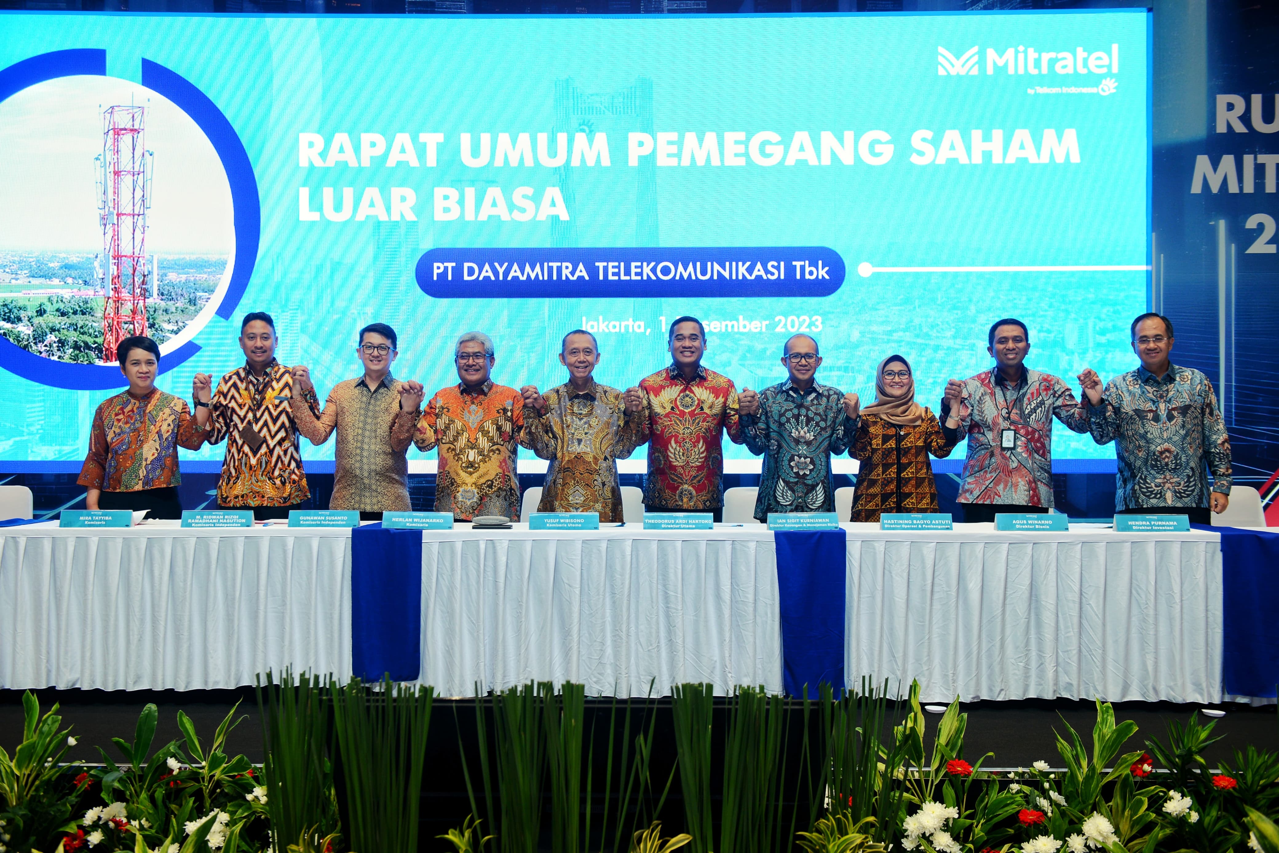 Jajaran Direksi dan Komisaris Mitratel usai RUPSLB di Jakarta, Jumat (1/12)