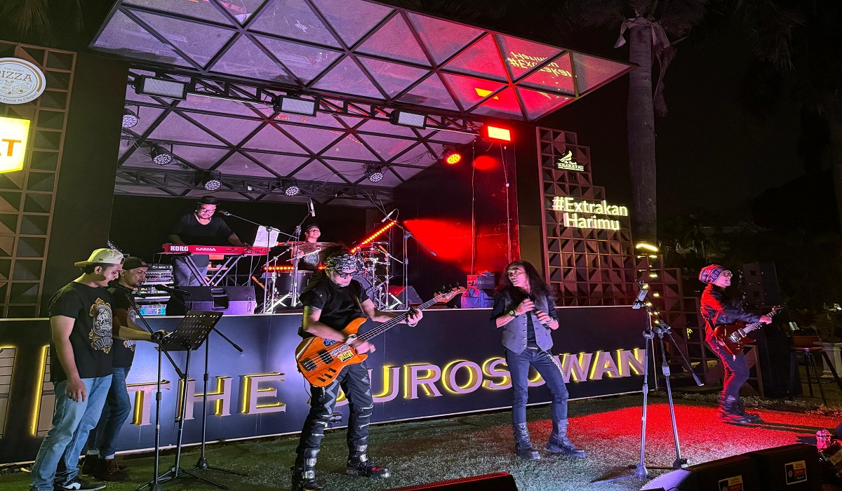 Pertunjukan musik di salah satu restoran dalam kawasan The Royale Krakatau Hotel