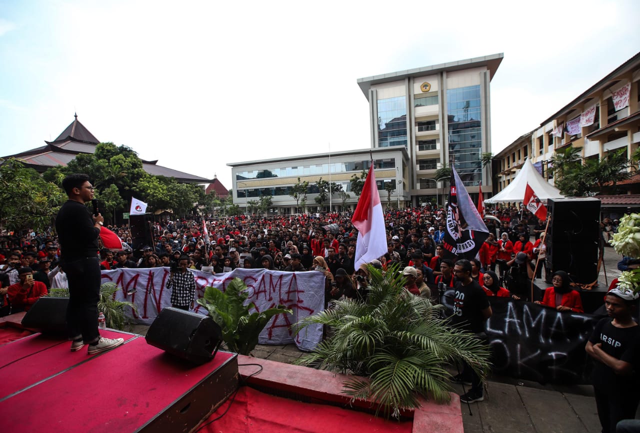 mimbar demokrasi di halaman Universitas 17 Agustus 1945 Surabaya, Jawa Timur