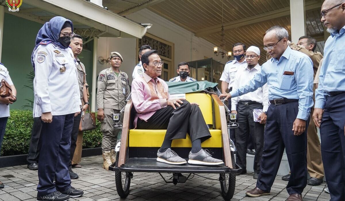 Sri Sultan HB X menjajal becak listrik yang akan segera beroperasi di Malioboro, Yogyakarta.