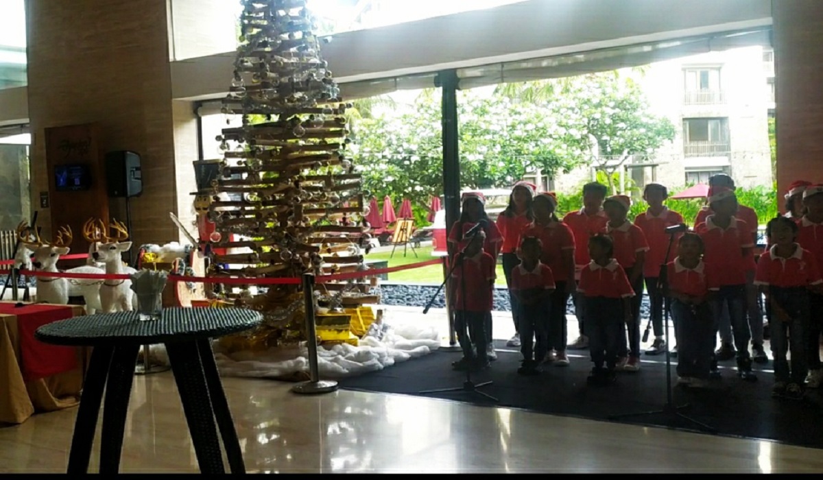 Pohon Natal berbahan kayu bekas di Hotel Pullman Legian 
