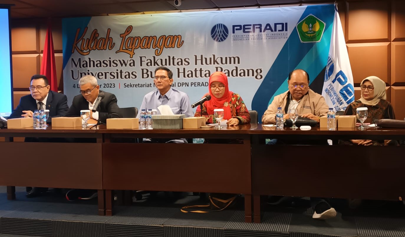 Para pembicara memberikan materi bidang hukum kepada mahasiswa FH Universitas Bung Hatta Padang di Kantor DPN Peradi, Jakarta