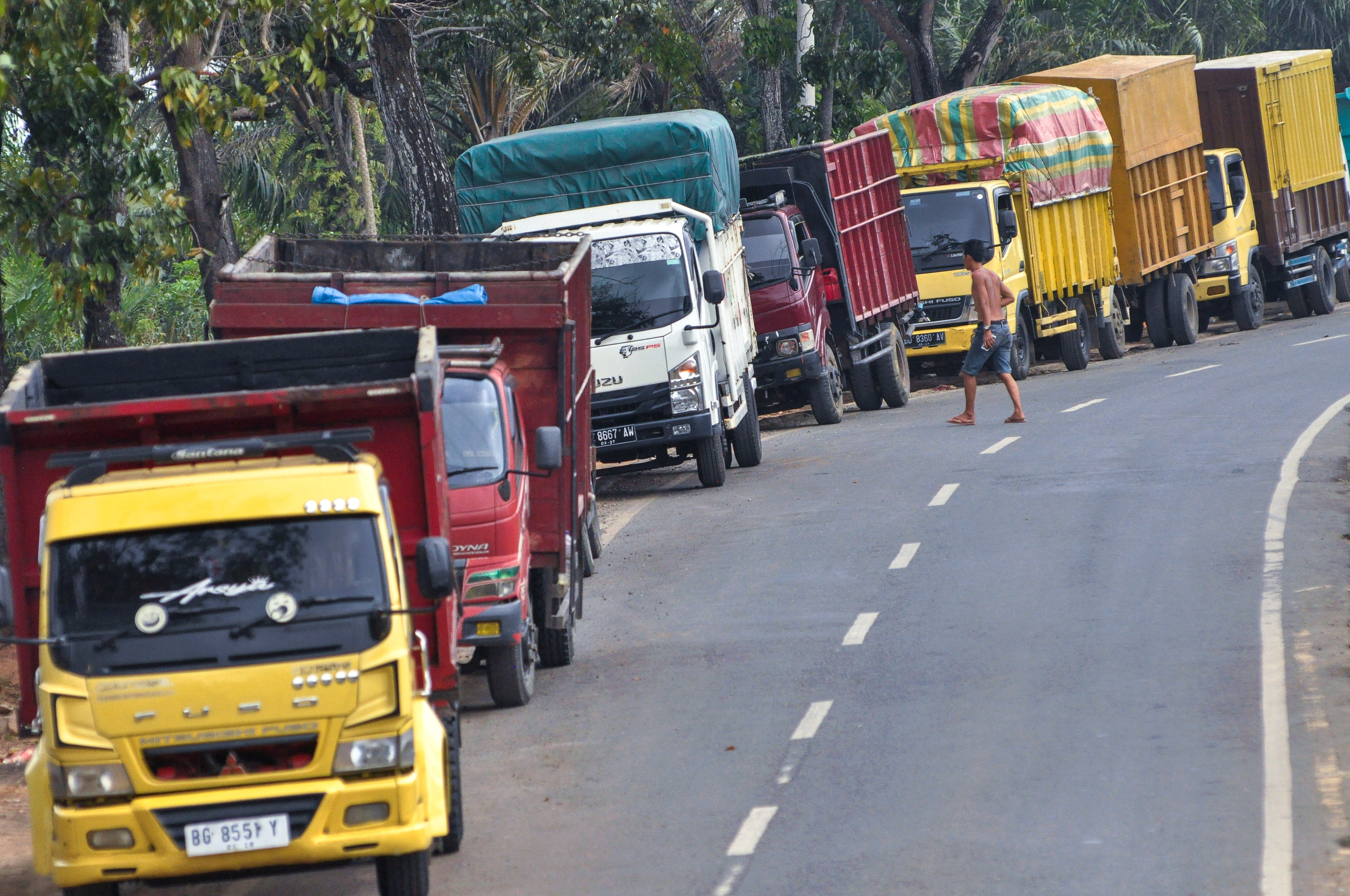Sejumlah kendaraan antre untuk mengisi bahan bakar minyak (BBM) solar subsidi