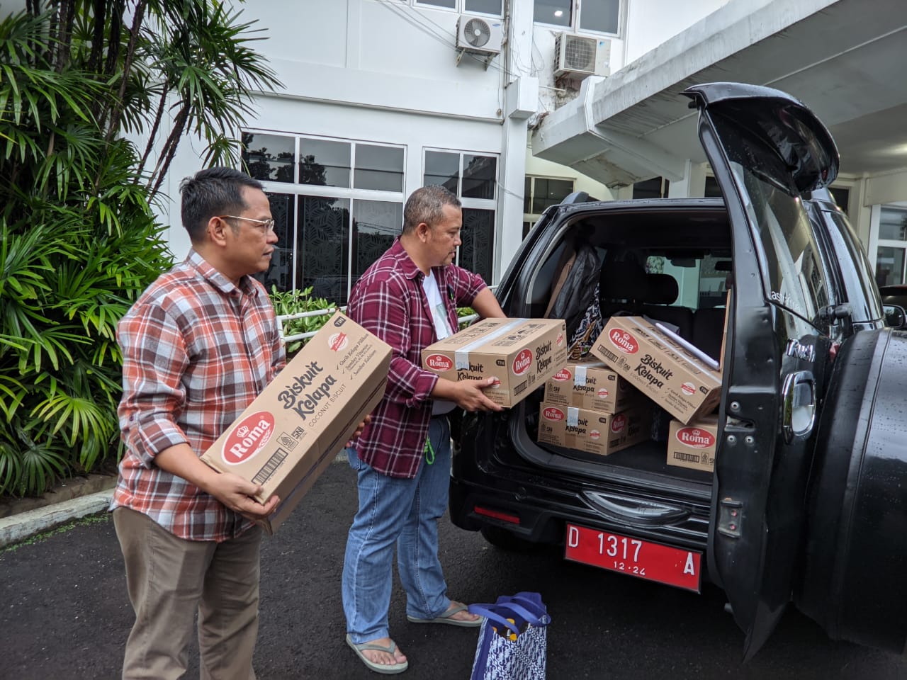 Petugas Dinas Sosial Jawa Barat menyiapkan bantuan bahan pangan untuk dikirim ke Cilacap