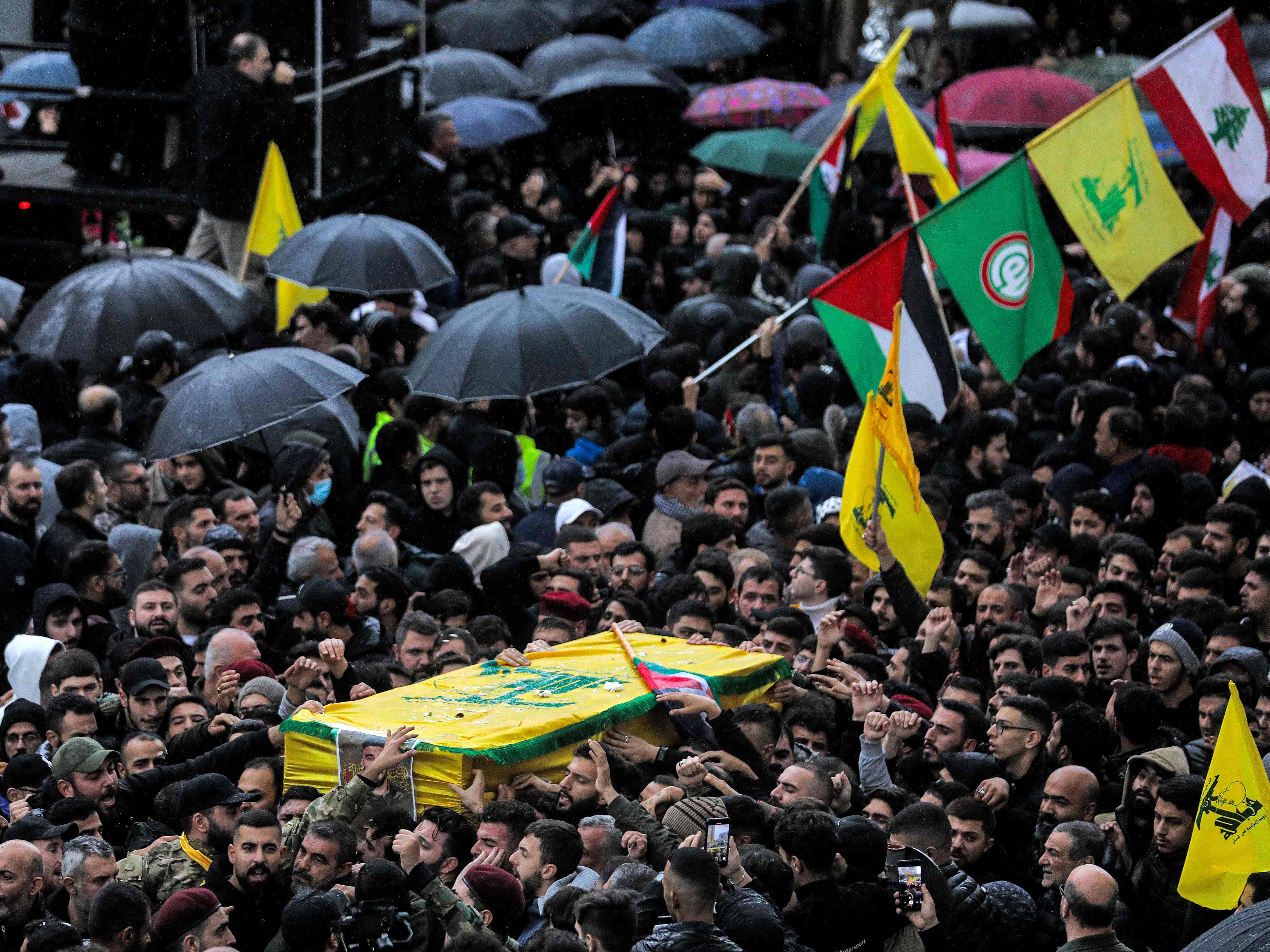 Para pelayat mengiringi salah satu jenazah tiga pejuang gerakan syiah Libanon Hizbullah yang tewas dalam serangan Israel di Quneitra.