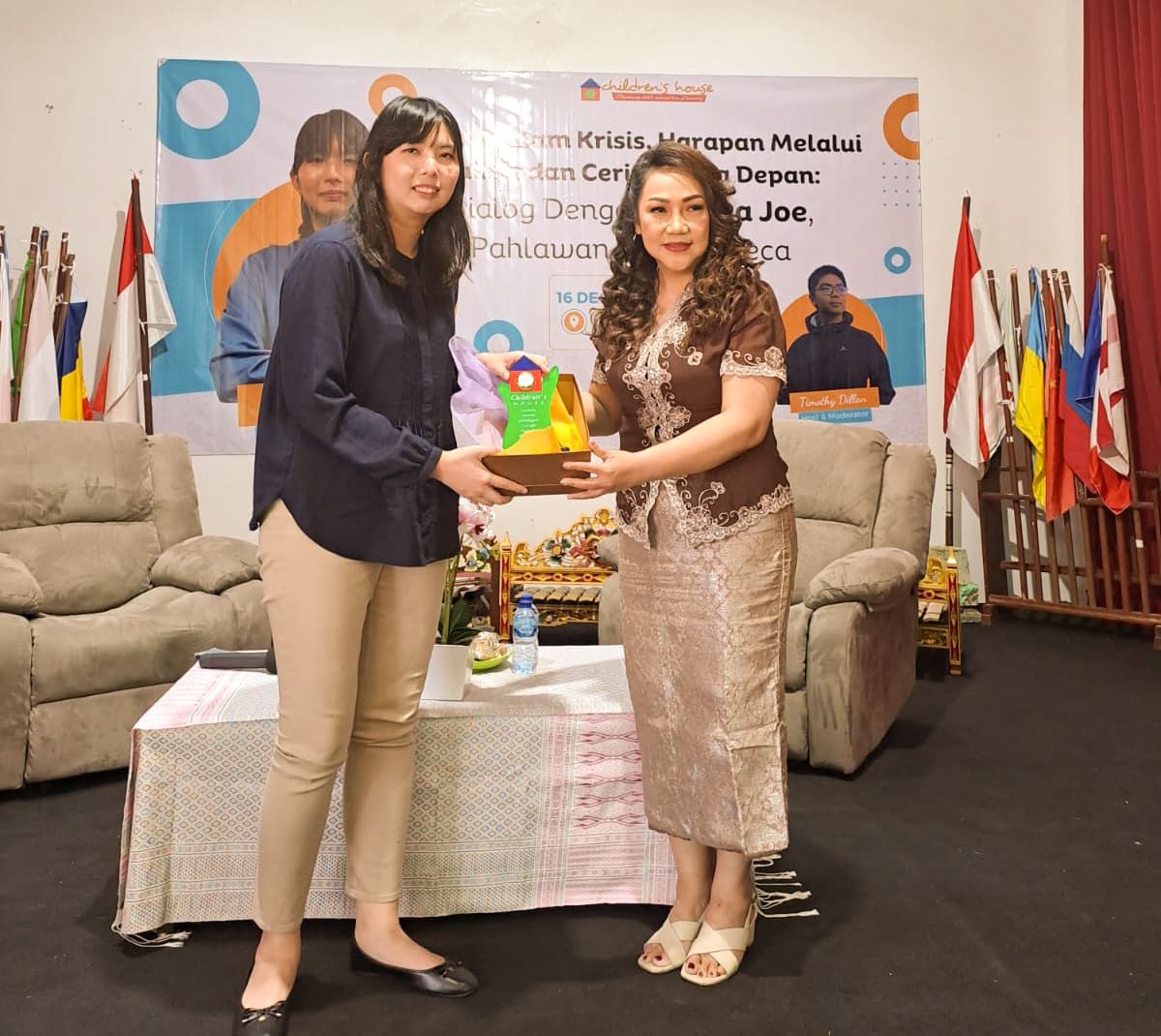 Dr Carina Citra Dewi Joe (kiri) bersama pendiri Cendekia Harapan,  Dr Lidia Sandra