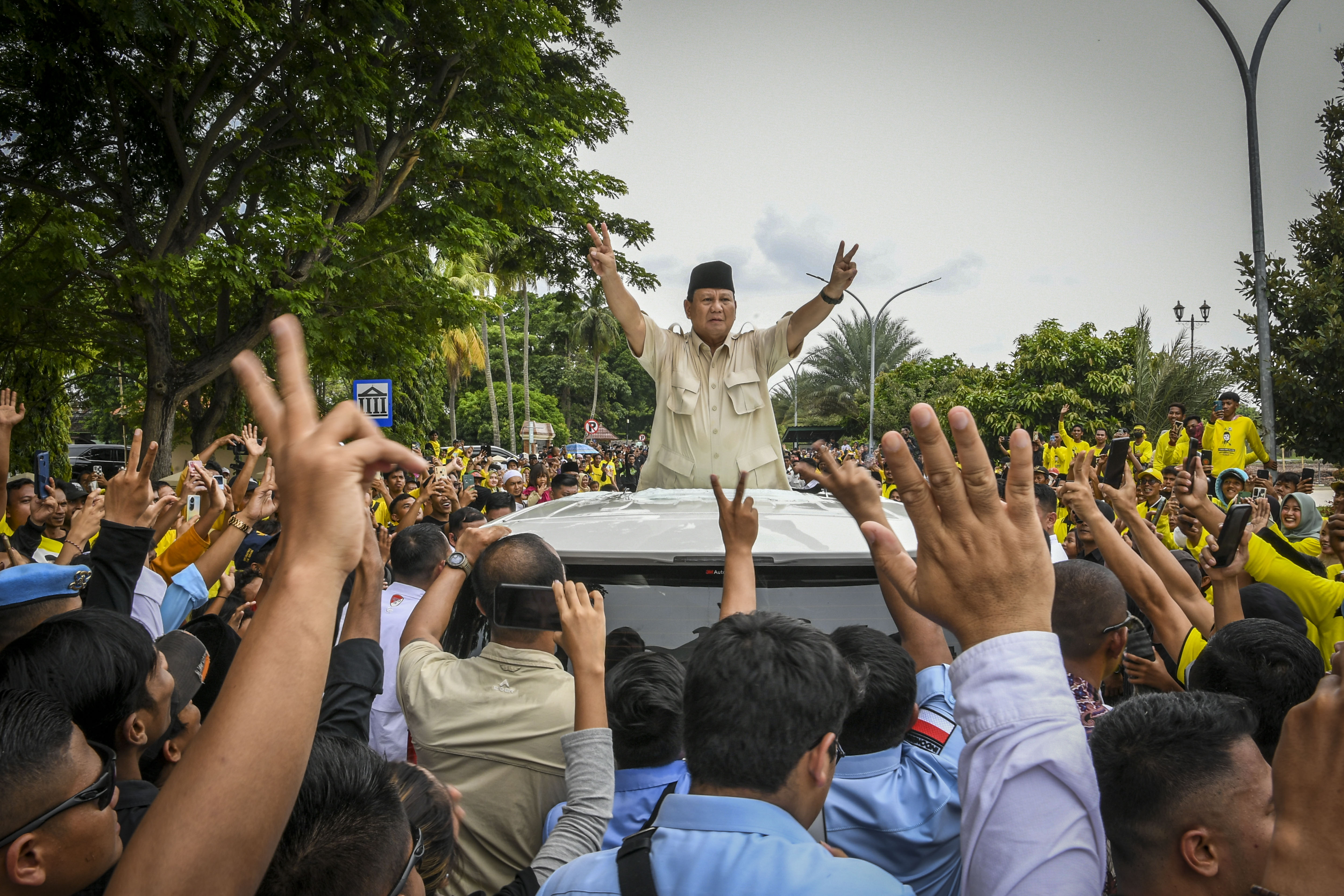  Calon presiden nomor urut 2 Prabowo Subianto (tengah) menyalami warga saat kampanye