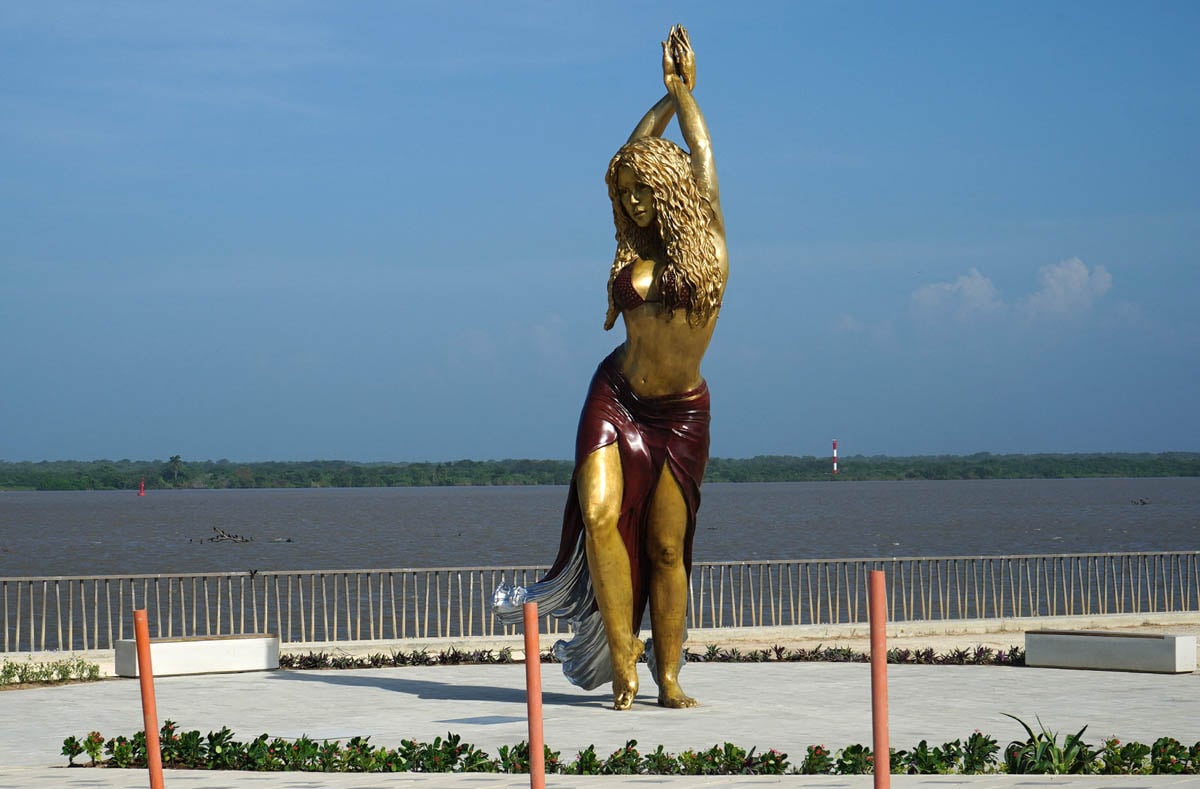 Patung Shakira di  tepi Sungai Magdalena, Barranquilla.